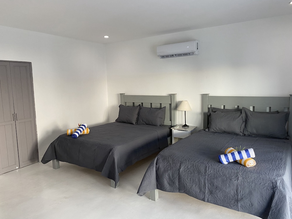 Room, 2 Queen Beds, Pool View