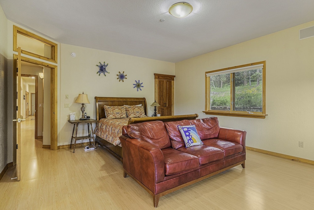 House, 6 Bedrooms