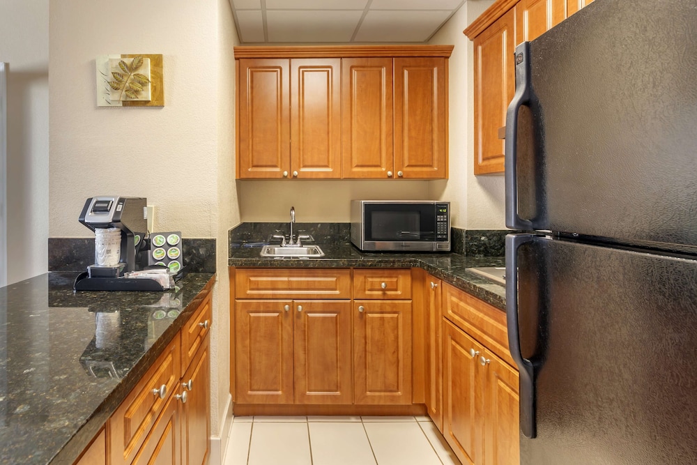 Suite, 1 King Bed, Non Smoking, Jetted Tub (Living Room)