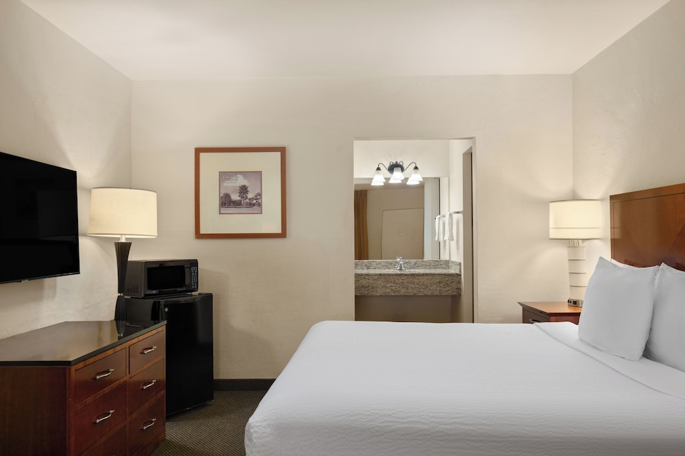 Room, 1 King Bed, Non Smoking - Photo 2