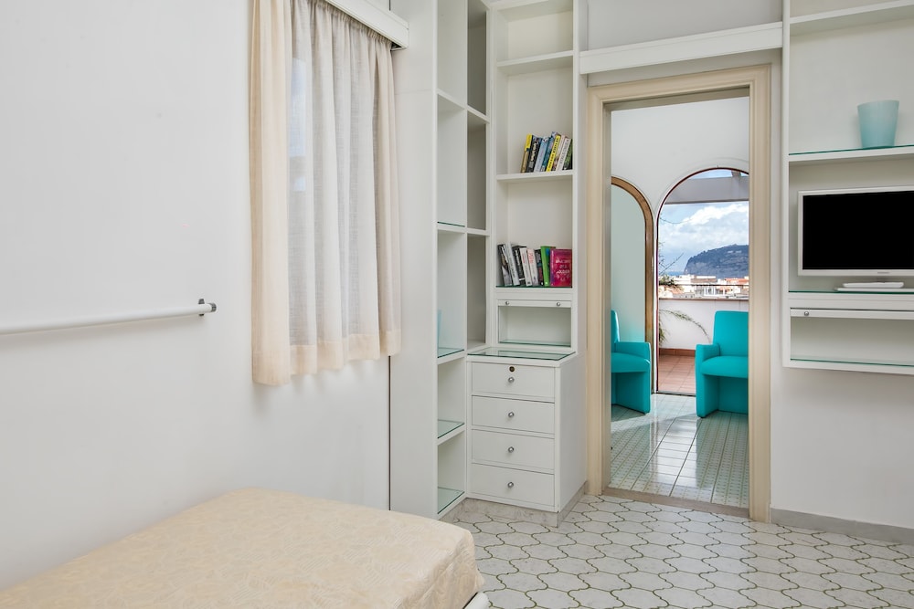Junior Suite, Balcony, Pool View photo 3