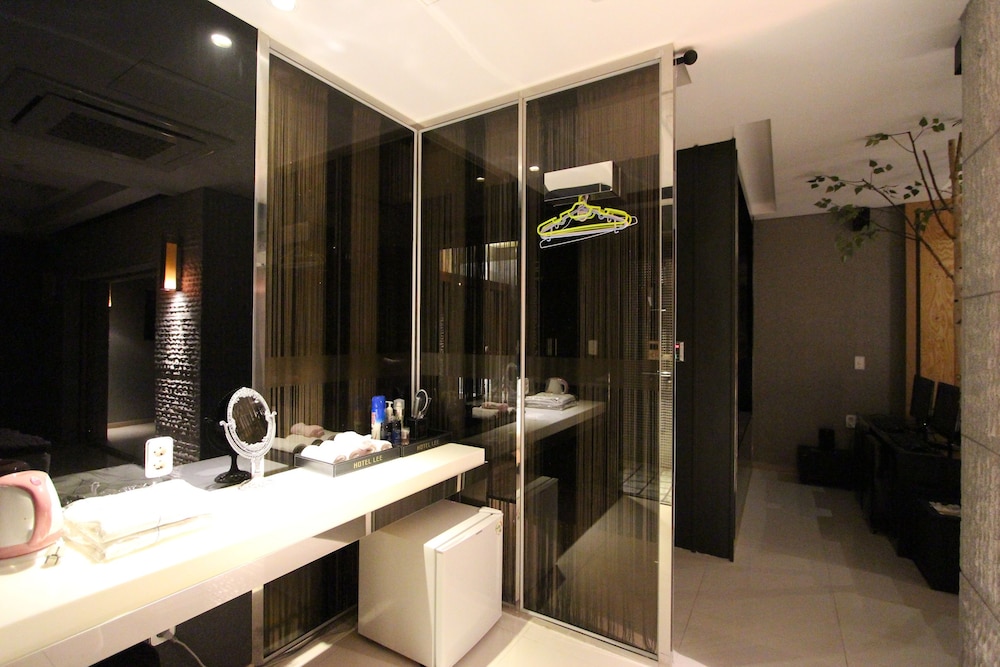 Royal Suite (2beds, Addt’L Fee For Consecutive Ngt) photo 3