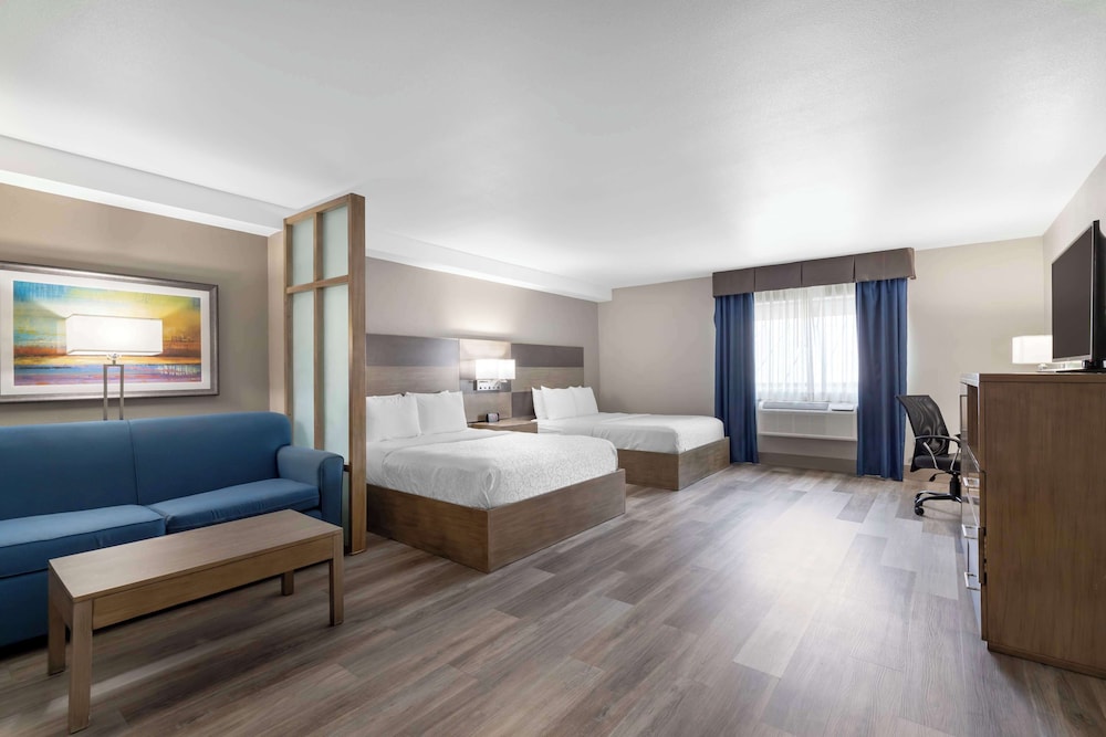 Suite, 2 Queen Beds, Non Smoking, Refrigerator & Microwave - Photo 2