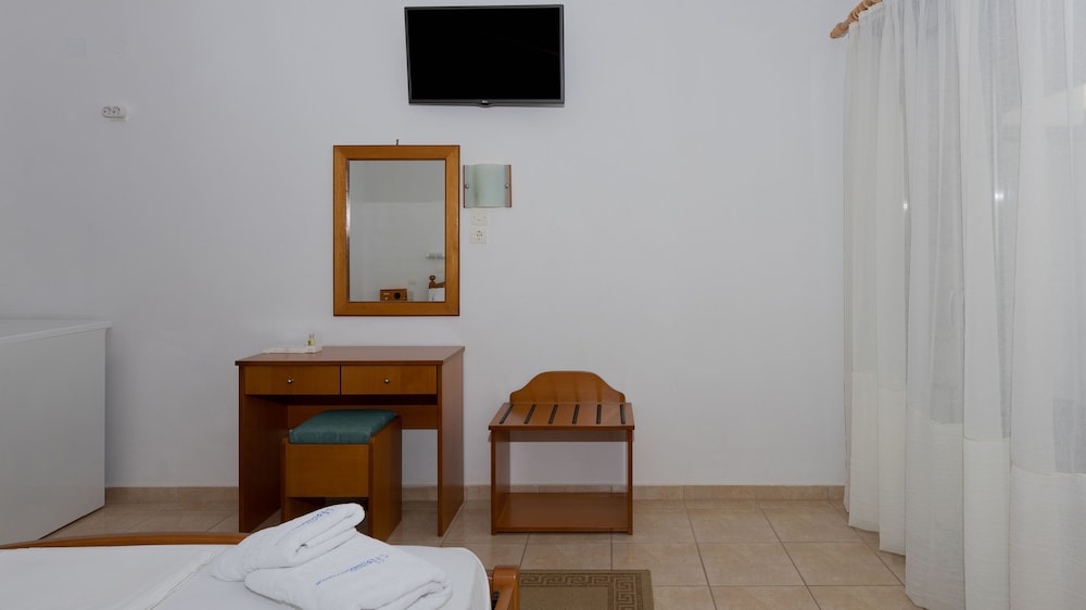 Double Room, 1 Double Bed, Balcony, Partial Sea View photo 2