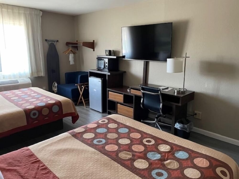Standard Room, 2 Queen Beds, Non Smoking - Photo 2