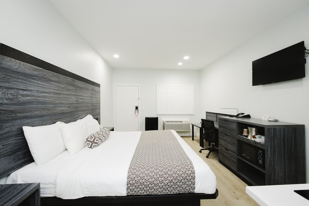Standard Single Room, 1 King Bed, Smoking, Kitchenette photo 2