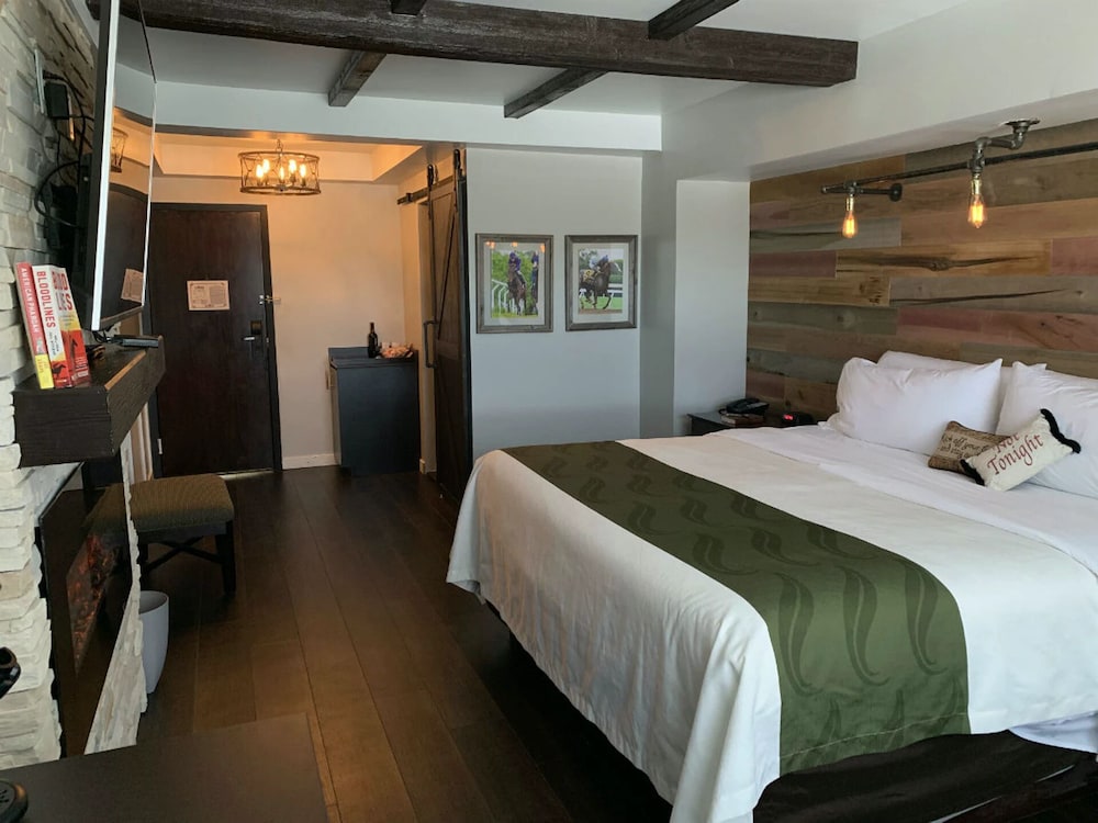 Classic Suite, 1 King Bed - Photo 2