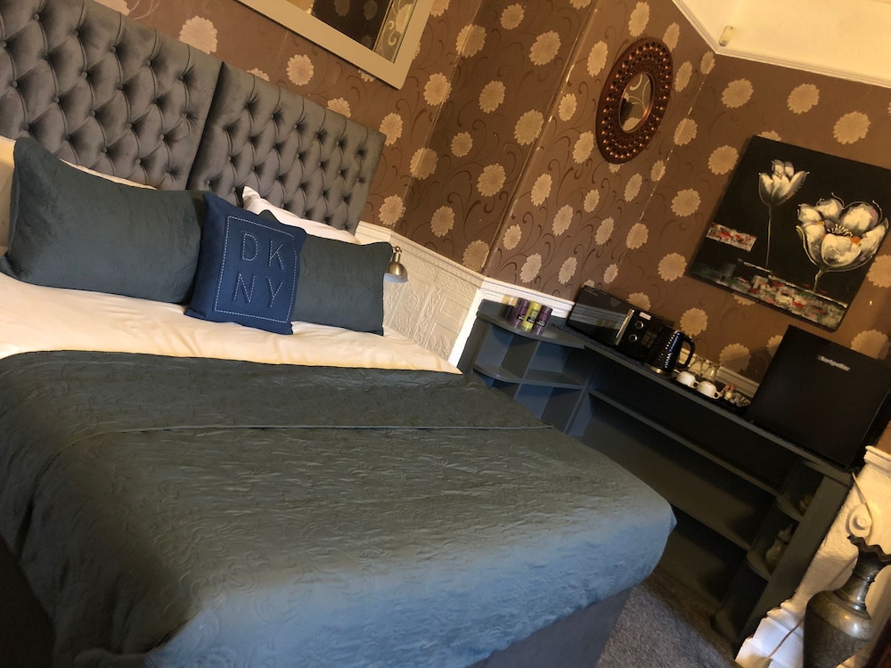 Premier Double Room, Ensuite, Garden View photo 3