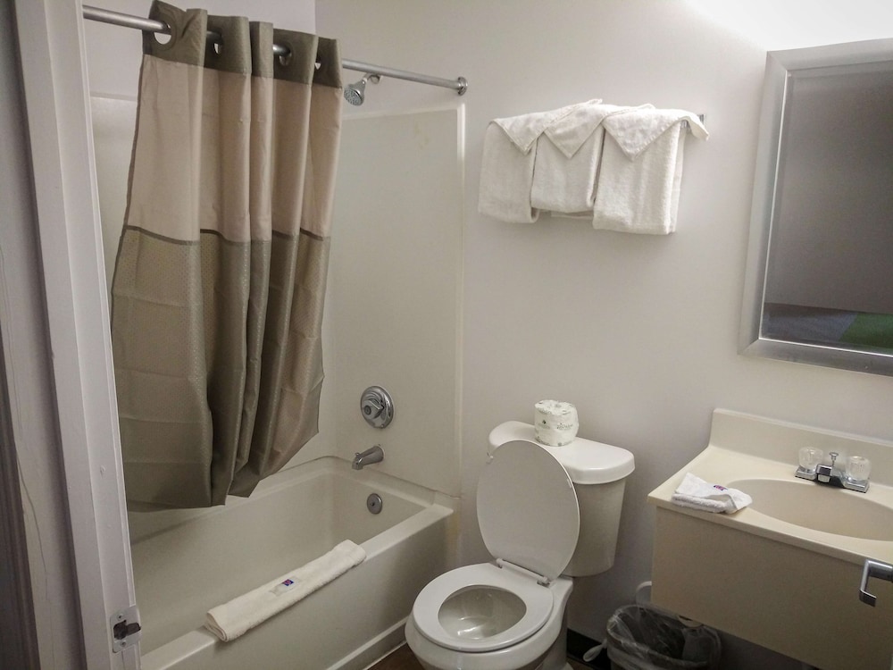 Standard Room, 1 Queen Bed, Smoking, Kitchenette photo 3