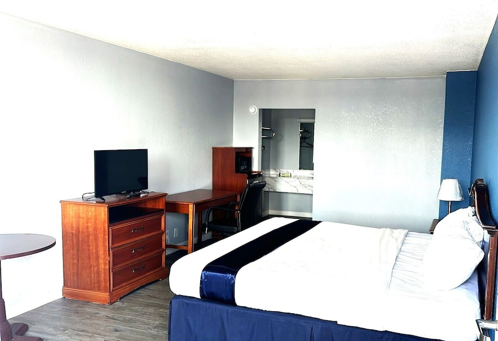 Room, 1 King Bed, Non Smoking - Photo 2