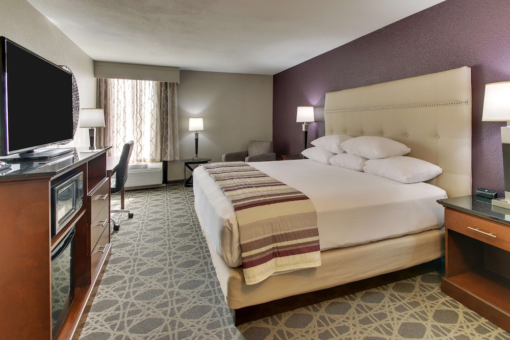 Deluxe Room, 1 King Bed, Accessible, Refrigerator & Microwave (Roll in Shower, Upper Floor)