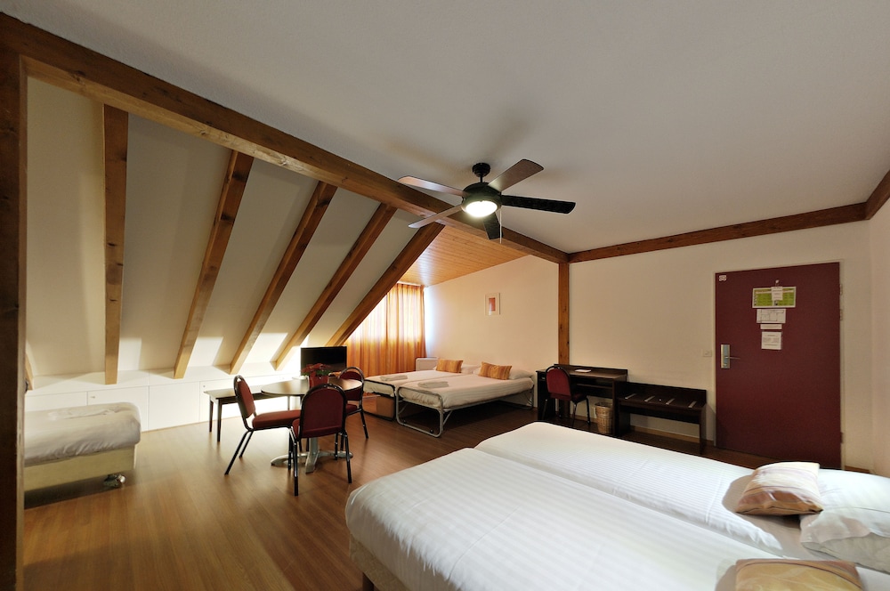 Comfort Studio Suite, Non Smoking (5 single beds) photo 3