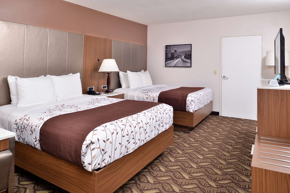 Standard Room, 2 Queen Beds, Non Smoking, Refrigerator & Microwave (Oversized Room) photo 2