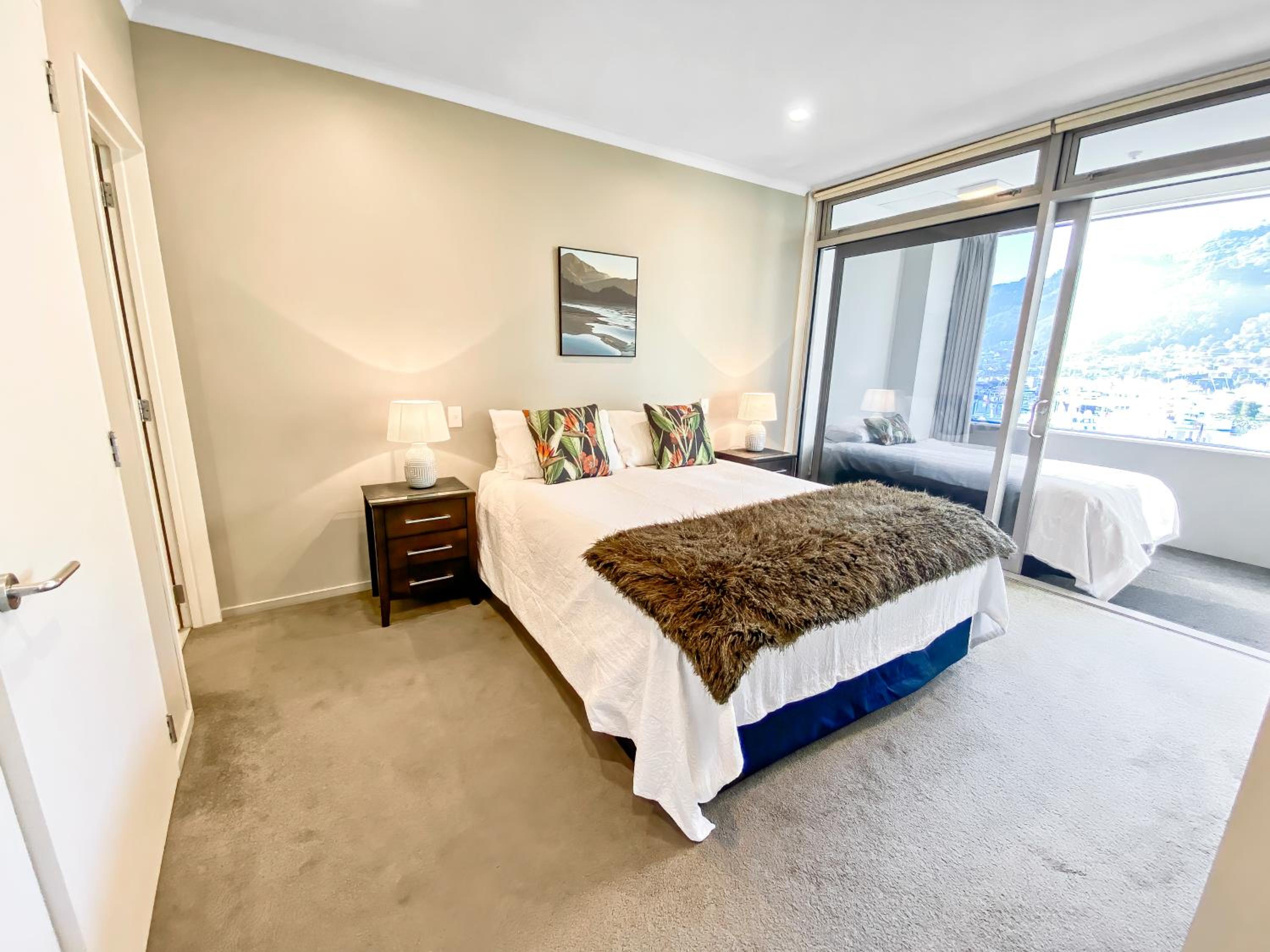 Oxleys 301 three bedroom waterfront apartment (sleeps 8) photo 3