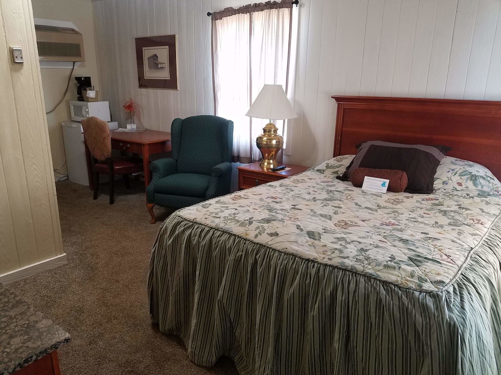Comfort Single Room, 1 Queen Bed, Non Smoking, Refrigerator & Microwave photo 1