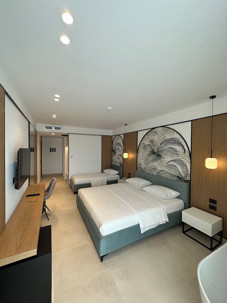 Superior Triple Room, Hot Tub, Sea View photo 2