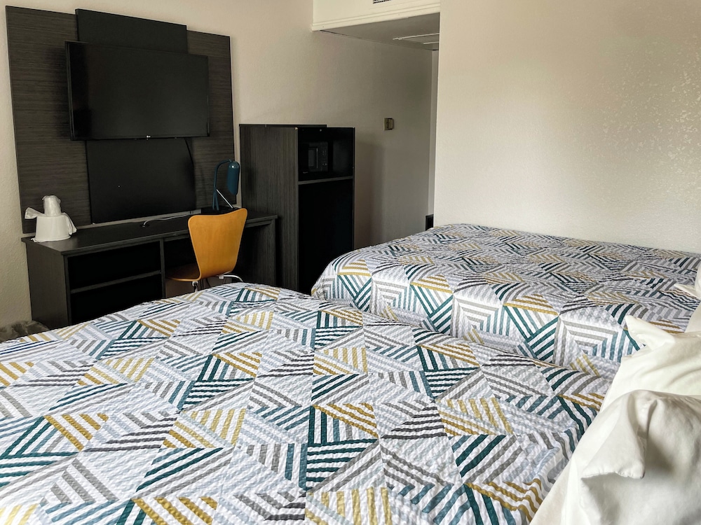 Room, 2 Double Beds, Non Smoking, Refrigerator & Microwave photo 1