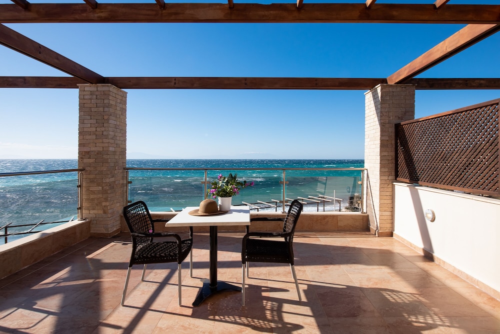 Superior Double Room, Beachfront - Photo 4