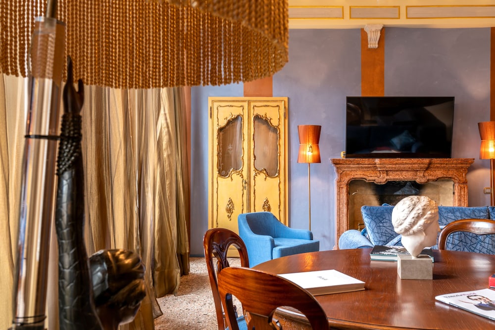 Executive Suite, Canal View (with Turkish bath)