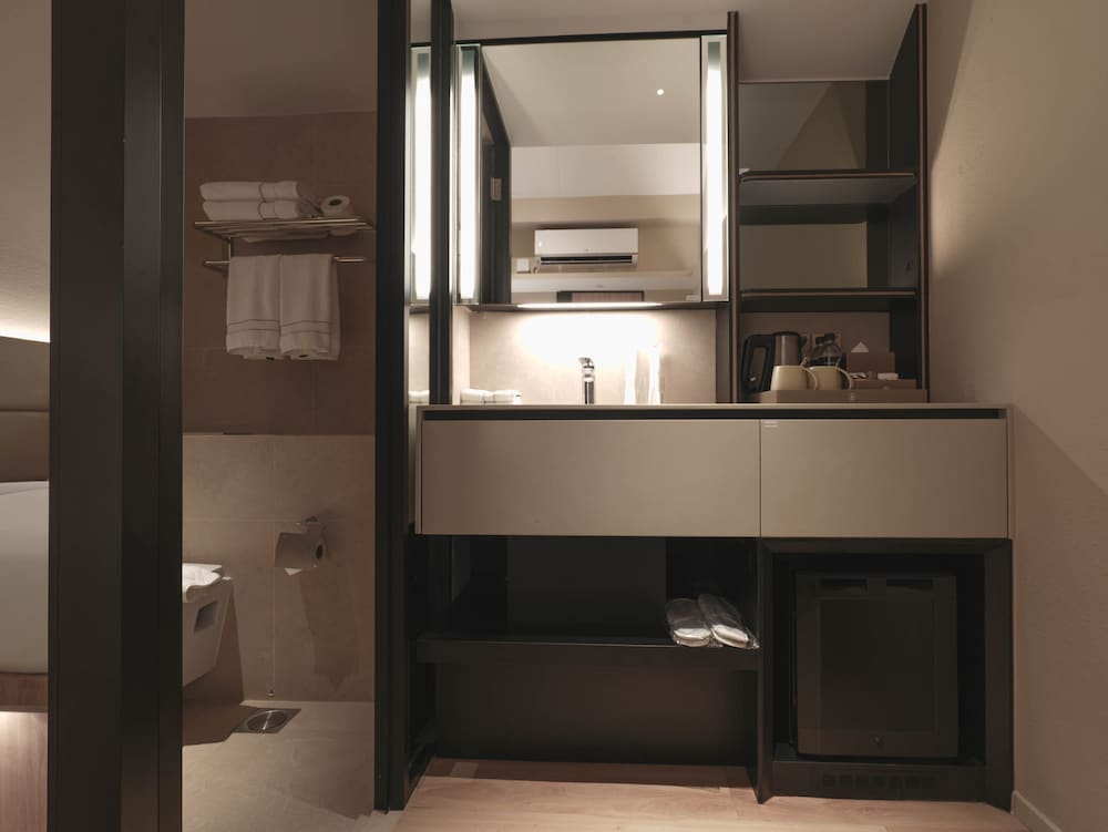 Executive Twin Room thumbnail 5
