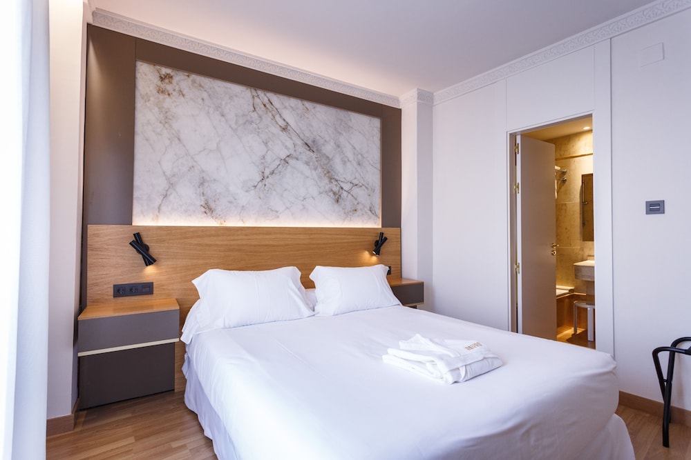 Standard Double Room - Photo 16