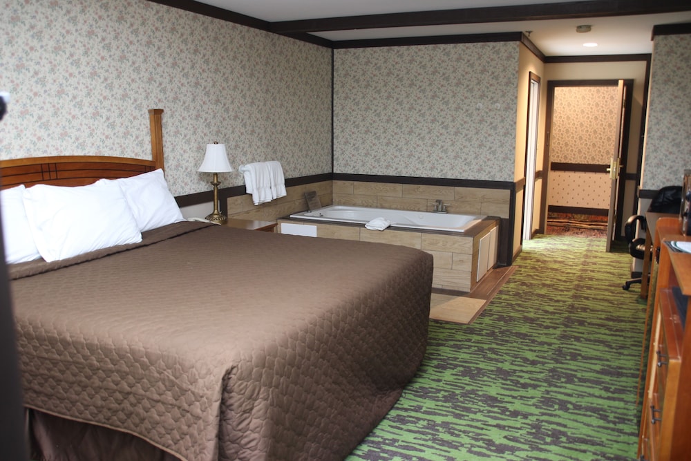 Romantic Room, 1 King Bed, Refrigerator & Microwave, photo 6