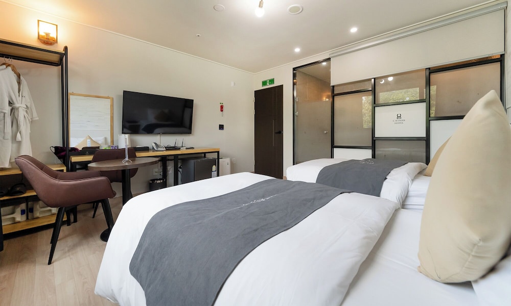 Standard Twin Room - Photo 10