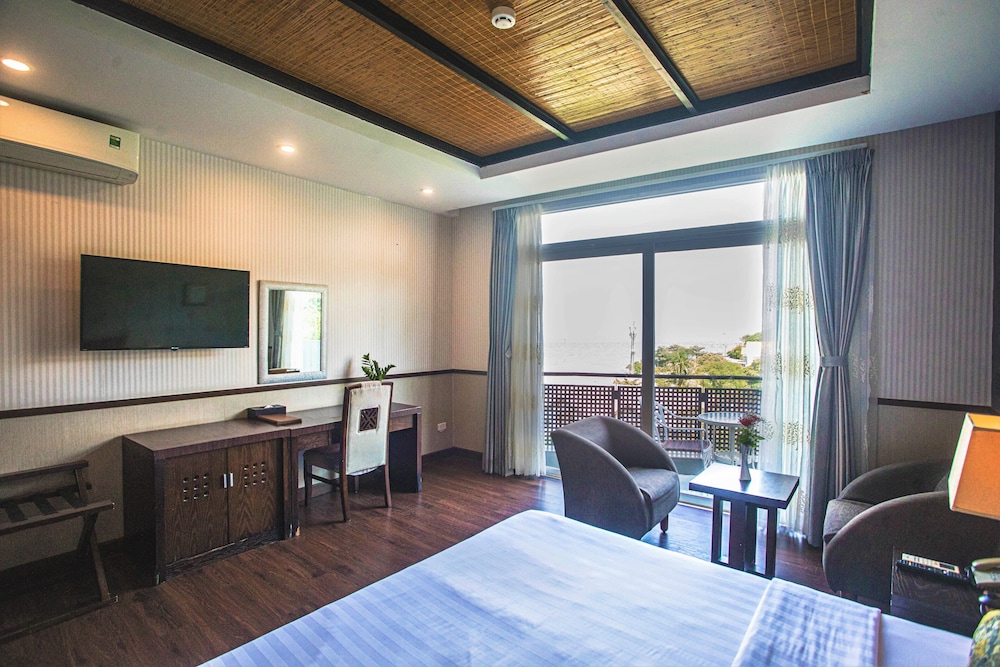 Deluxe Double Room, Sea View (Partial View) - Photo 4