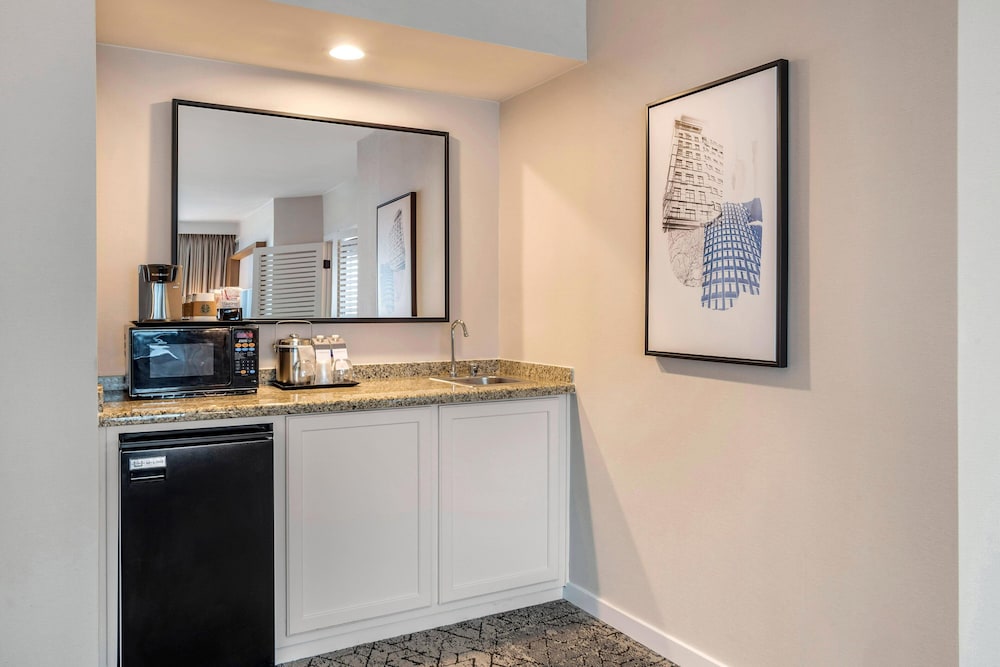 Club Suite, 1 Bedroom - Photo 3