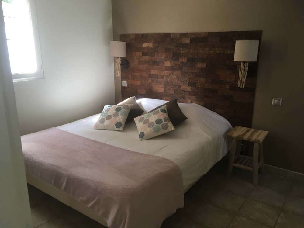 Deluxe Room, 1 King Bed With Sofa Bed