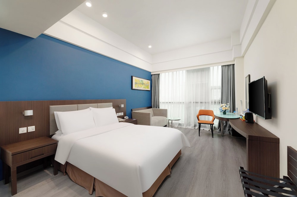 Standard Room, 1 Queen Bed, Accessible (Equipment) - Photo 4