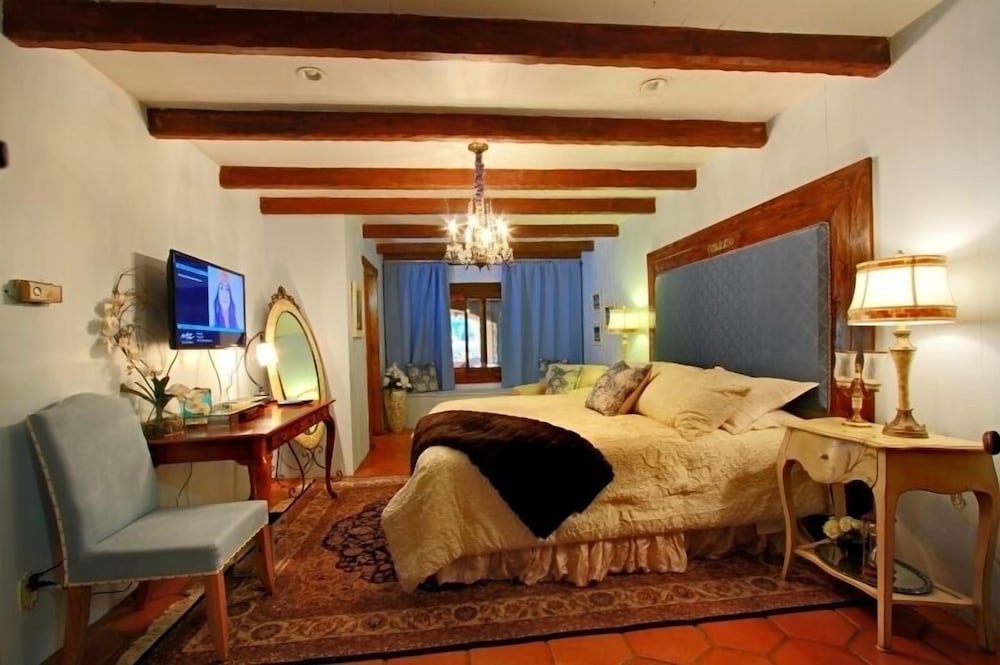 Deluxe Room, 1 Queen Bed (Champagne) photo 1