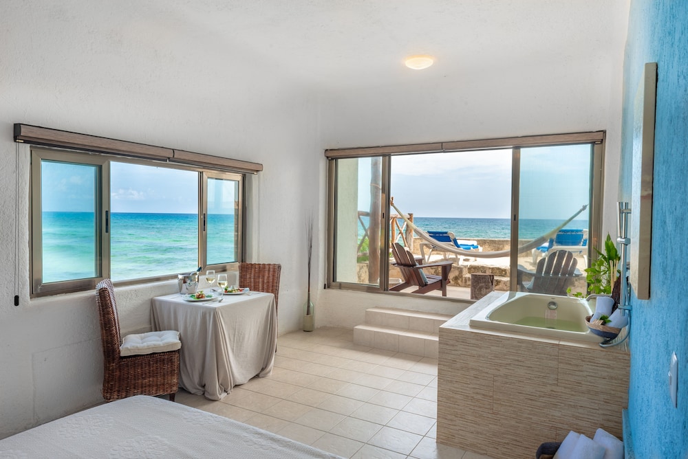 Deluxe Studio Suite, Hot Tub, Beach View photo 2