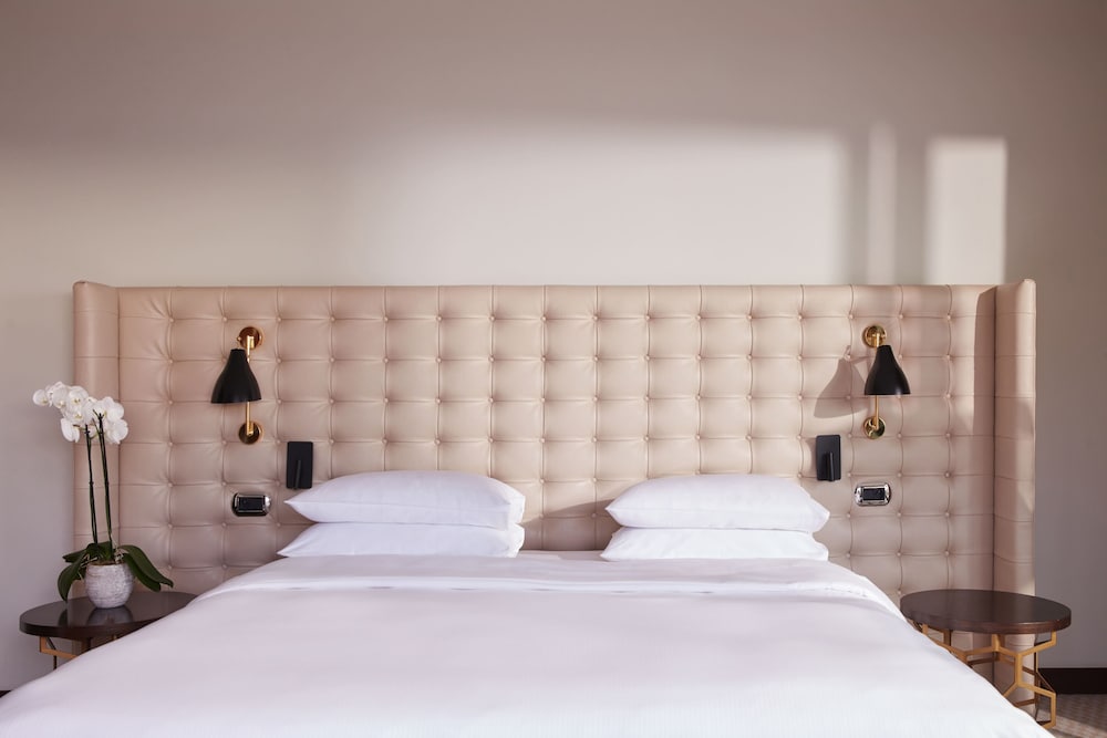 Premium Suite (Regency)