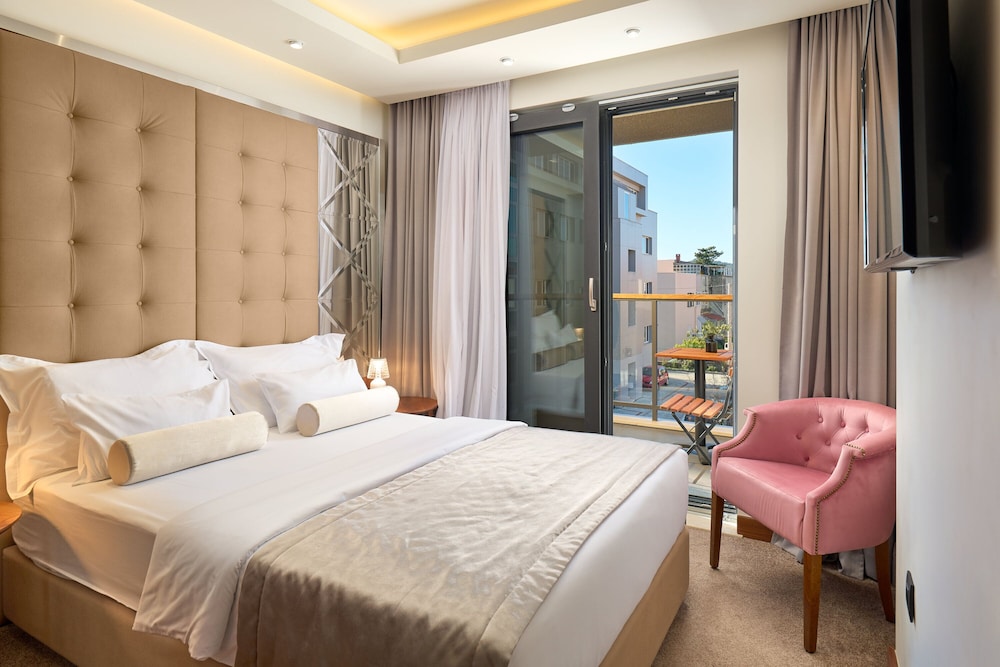 Classic Double or Twin Room, Balcony, City View photo 1