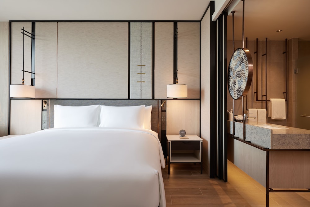 Superior Room, 1 King Bed photo 1