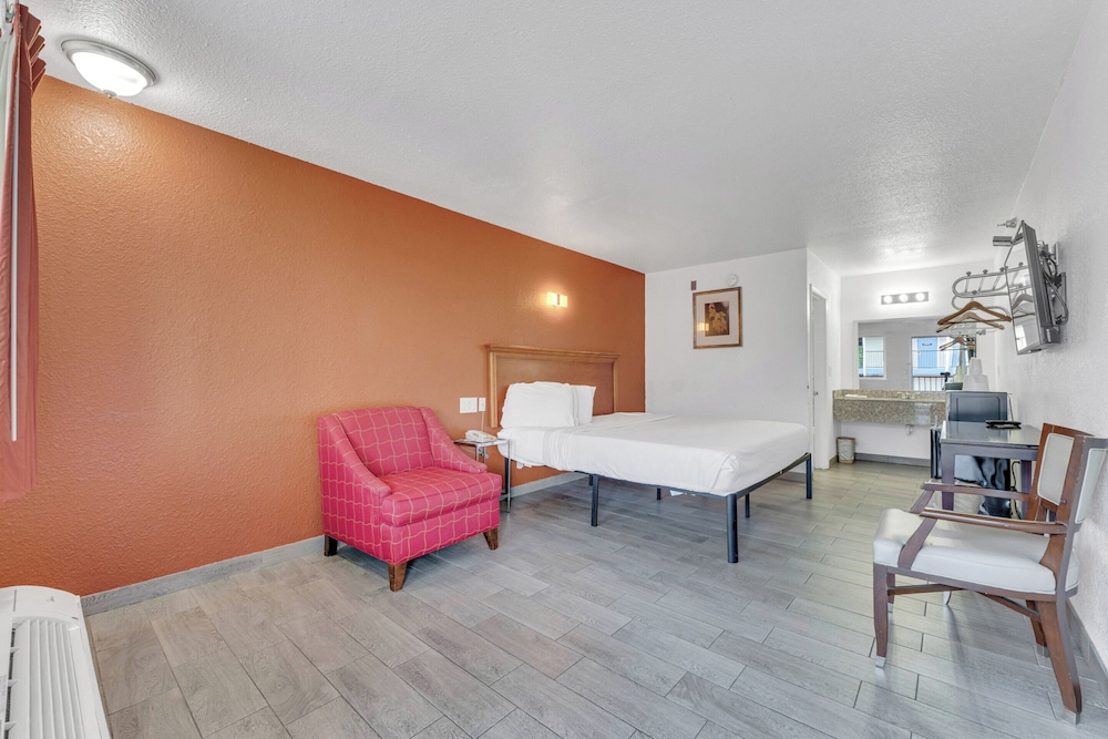 Standard Room, 1 King Bed, Non Smoking, Refrigerator & Microwave - Photo 6