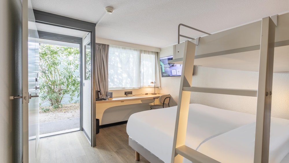 Standard Room, Multiple Beds - Photo 4