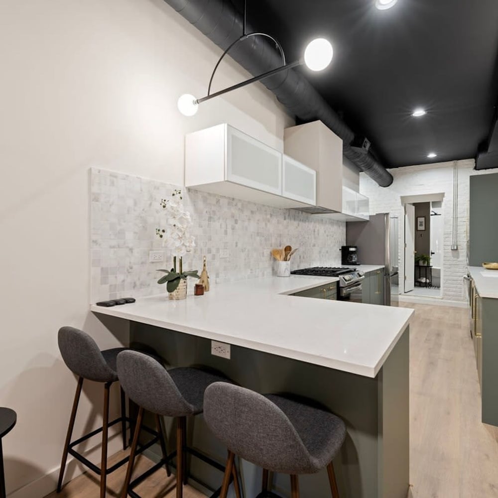 Chic 4-bedroom Haven Designer s Dream Home, Photo 12