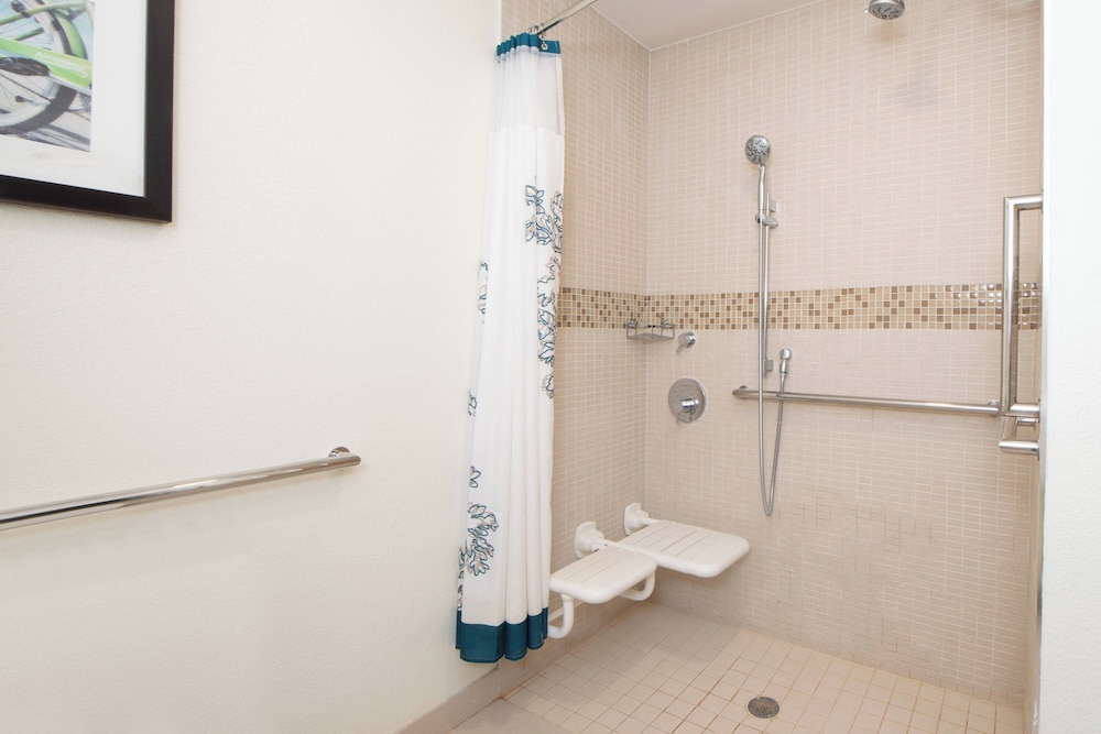Suite, 2 Bedrooms, Fireplace - Photo 7