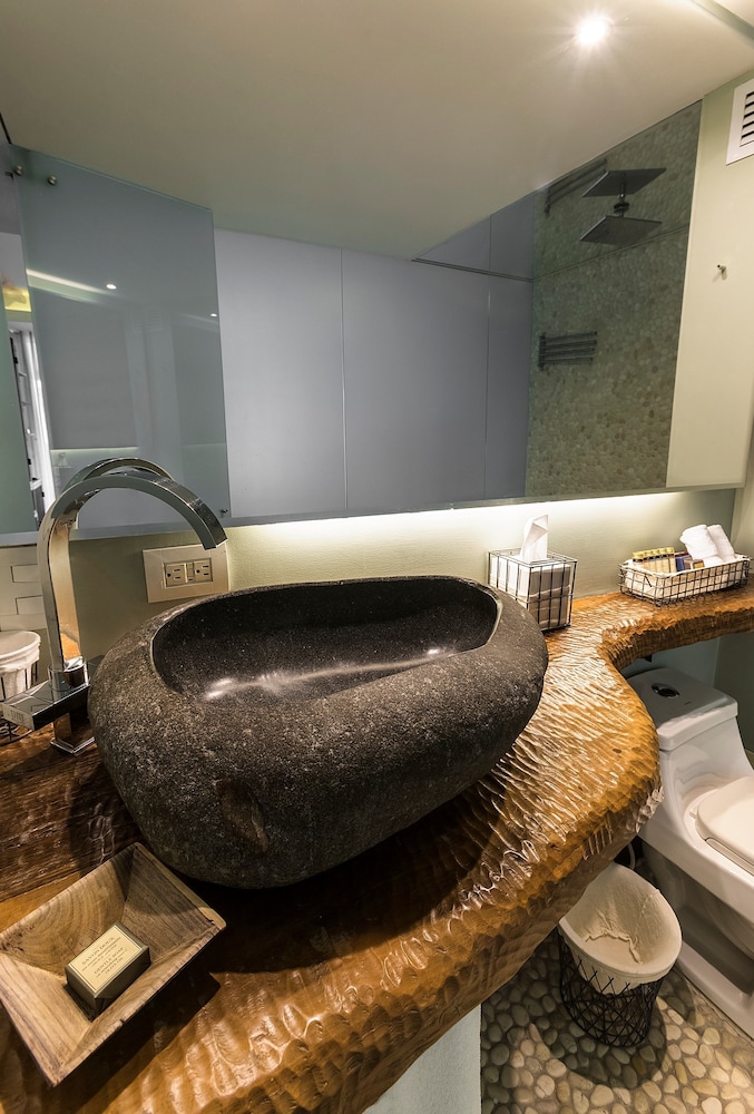Suite, 1 King Bed, Jetted Tub - Photo 10