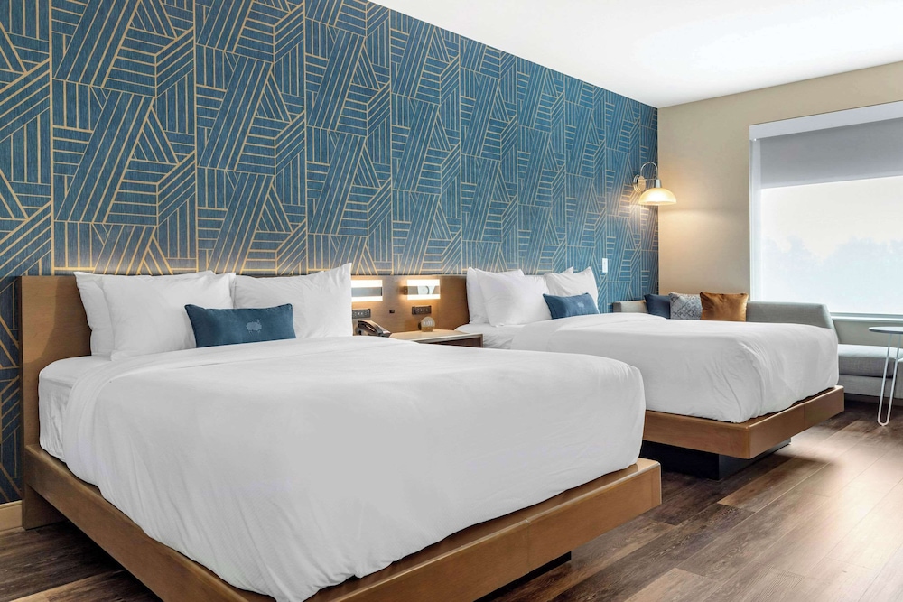 Premium Room, 2 Queen Beds, Corner - Photo 2