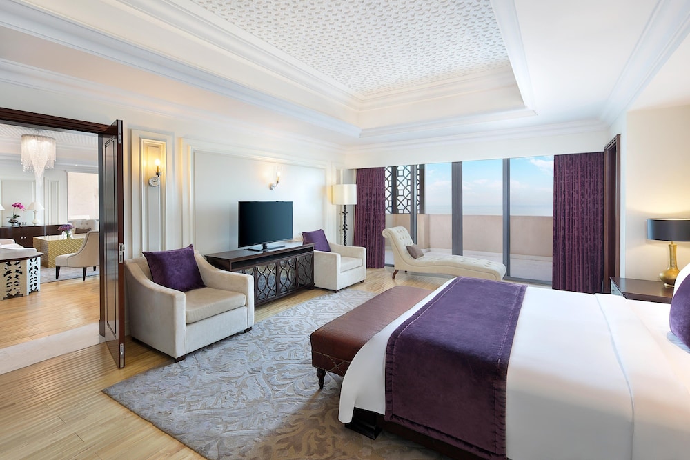 Deluxe Room, 1 King Bed, Balcony (Sea View) photo 3