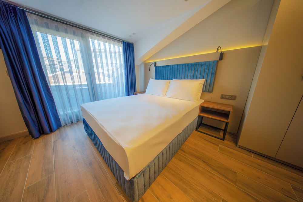 Deluxe Room, 1 Queen Bed, Balcony, City View photo 1