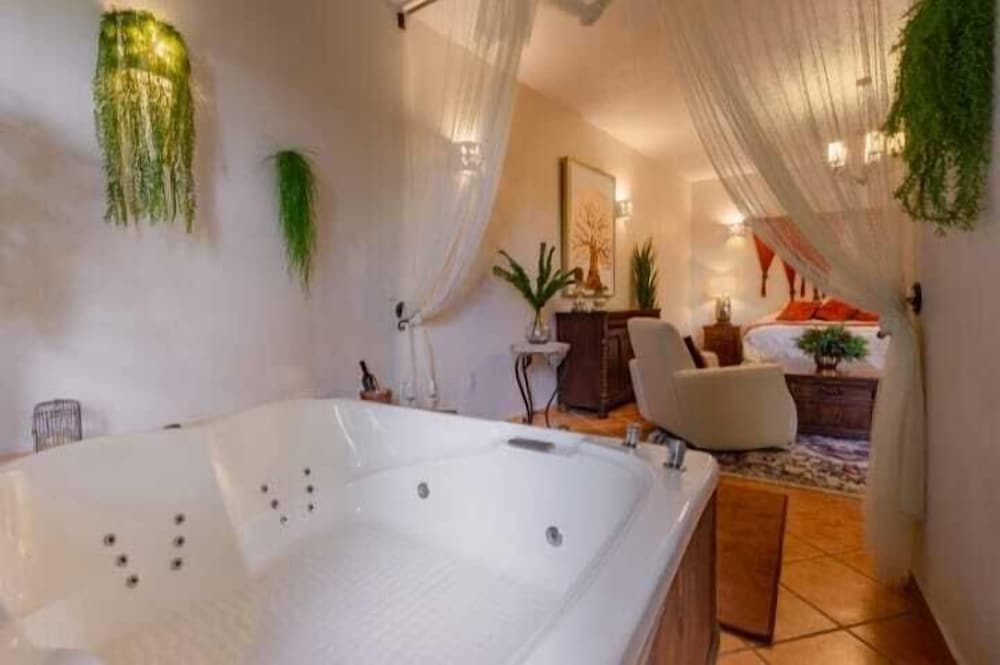 Superior Suite, 1 King Bed, Hot Tub