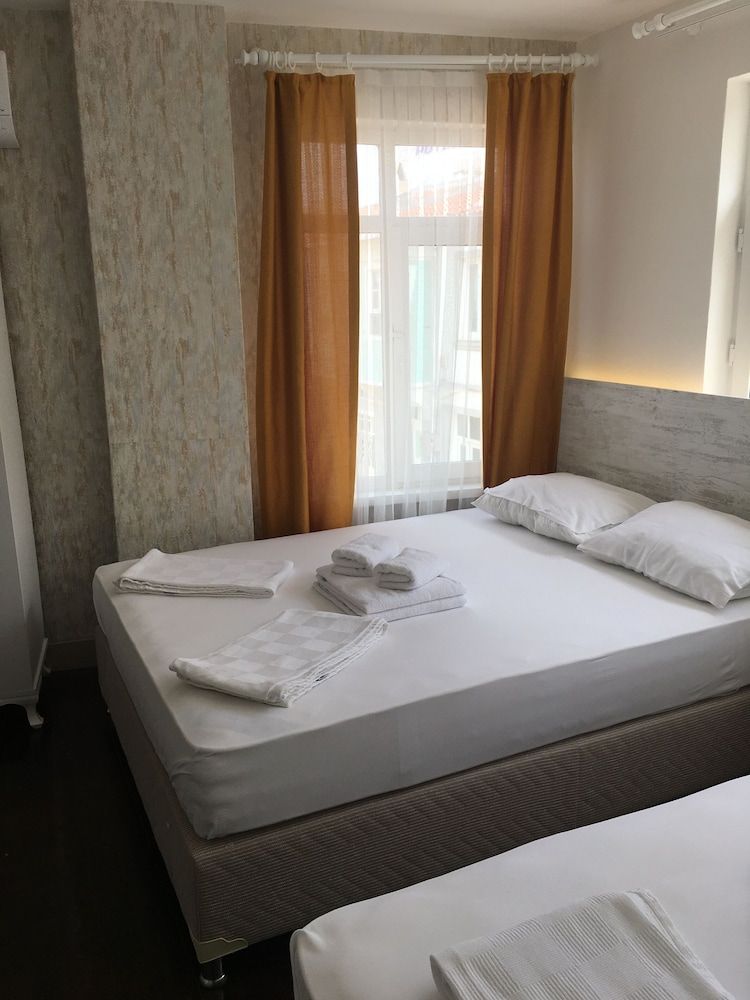Basic Triple Room, City View photo 2