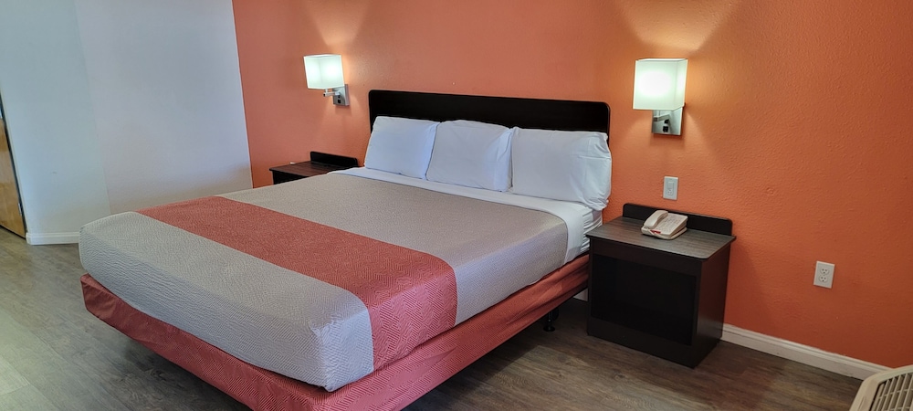 Standard Room, 1 King Bed, Non Smoking - Photo 3