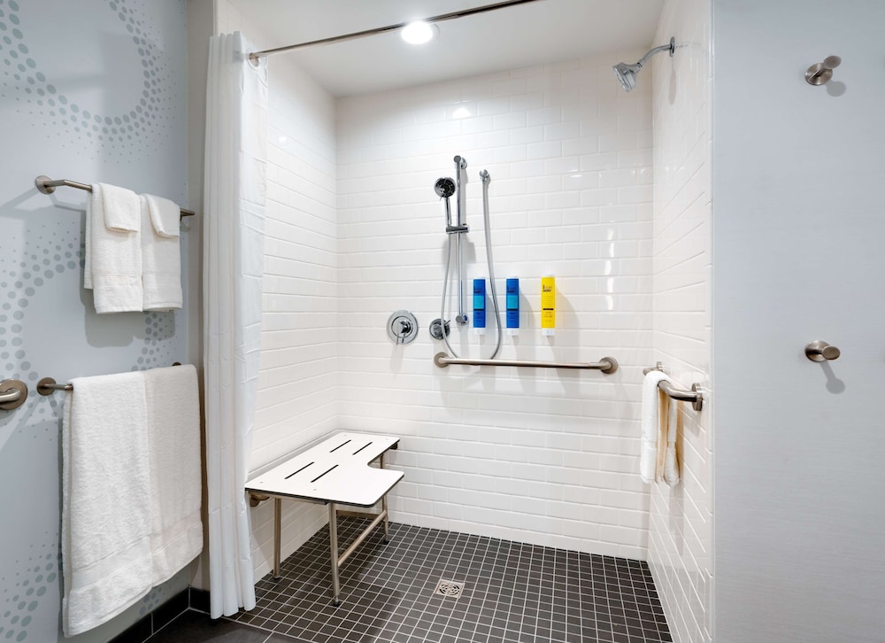 Room, 2 Queen Beds, Accessible (Roll-In Shower, Mobility & Hearing) - Photo 2
