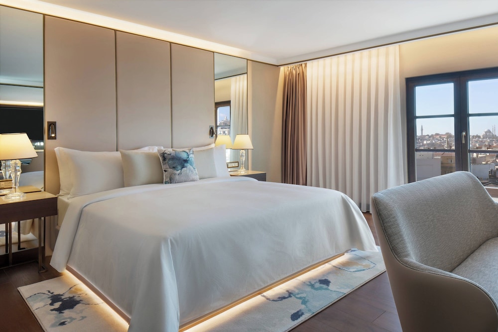 Superior Room, 1 King Bed, City View