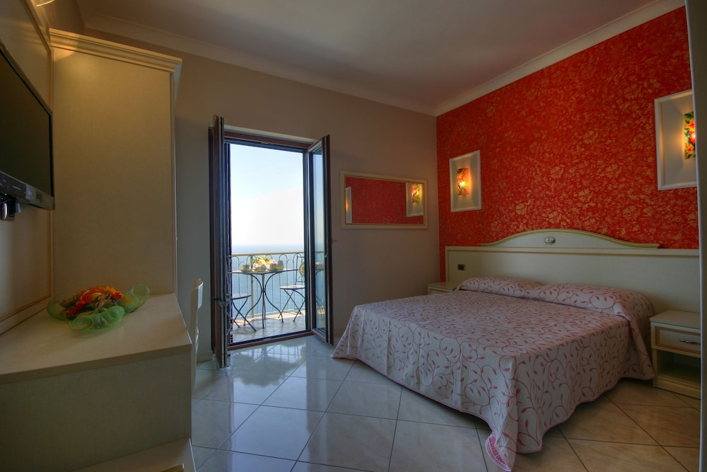 Superior Triple Room, Sea View photo 2